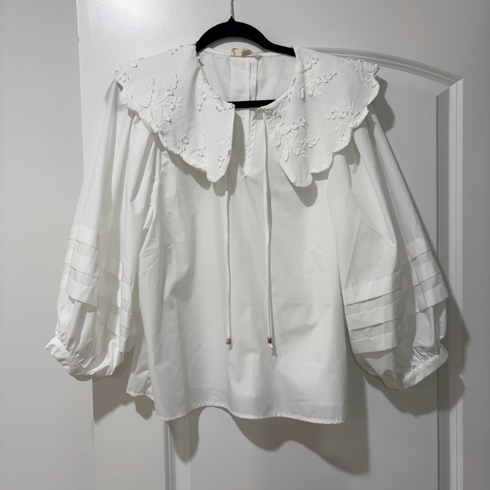 White Floral Scalloped Entro Top